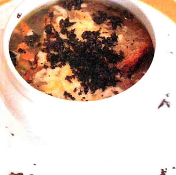 Sopa de cebolla con setas y trufa negra